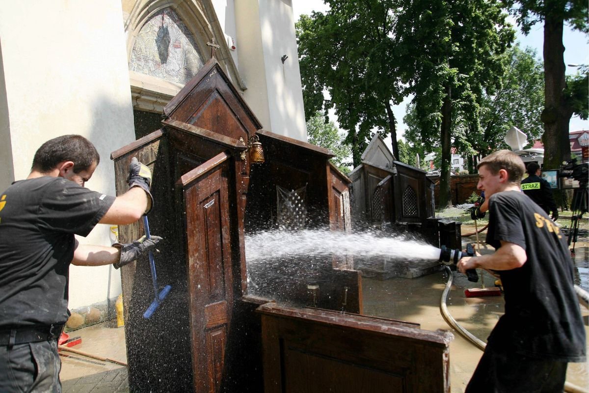 Atmosfera przy spowiedzi bywa gorąca. Pewien ksiądz znalazł sposób, żeby ją ochłodzić.