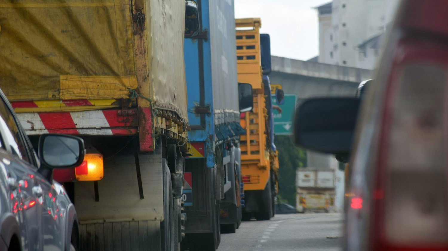 Kryzys w polskim transporcie. 800 licencji w koszu i dramat tysięcy rodzin ciężarówki na drodze