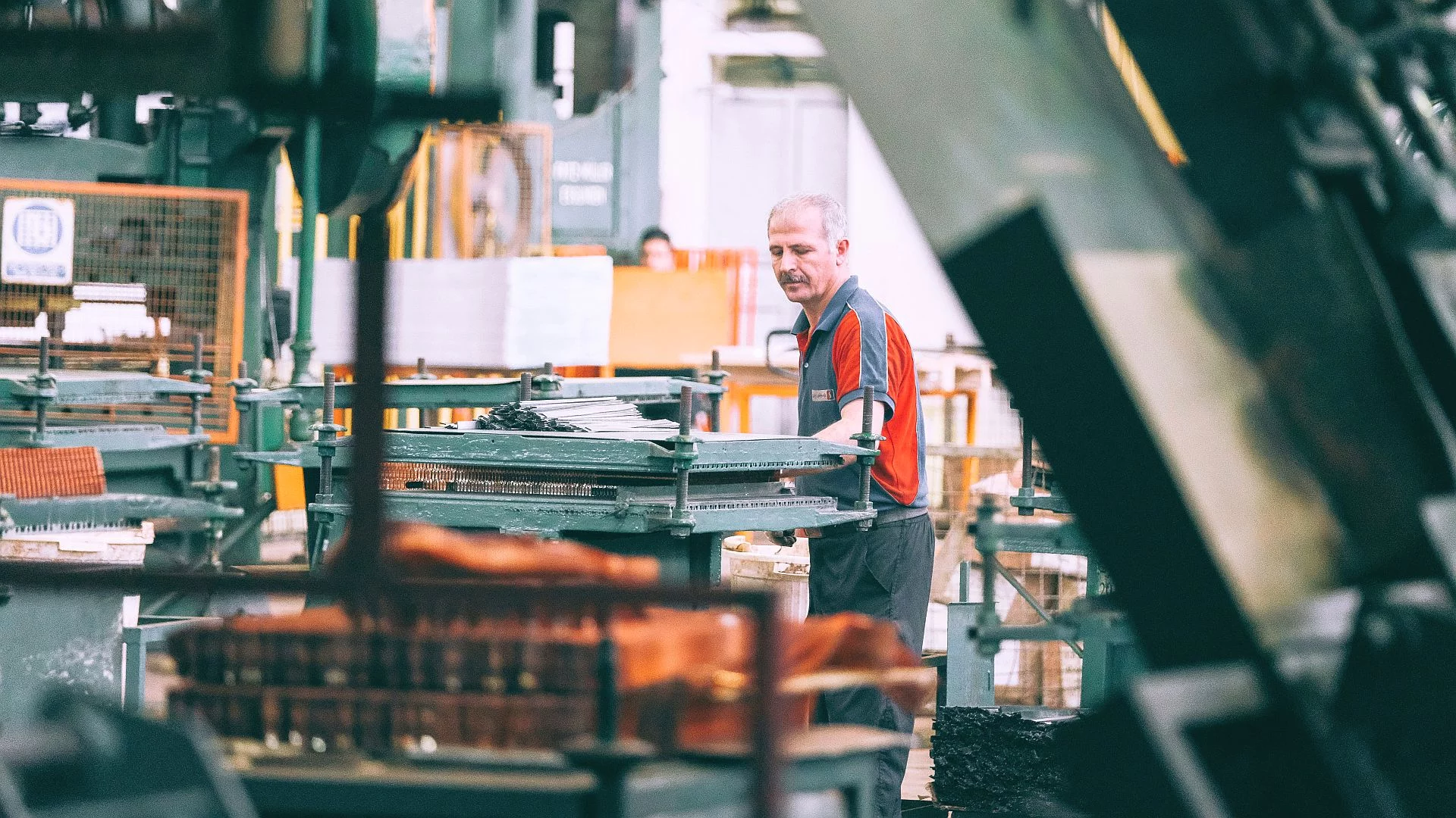 Zadbaj o pracownika, to dostaniesz ulgę. Rząd ma marchewkę dla pracodawców pracownik w fabryce