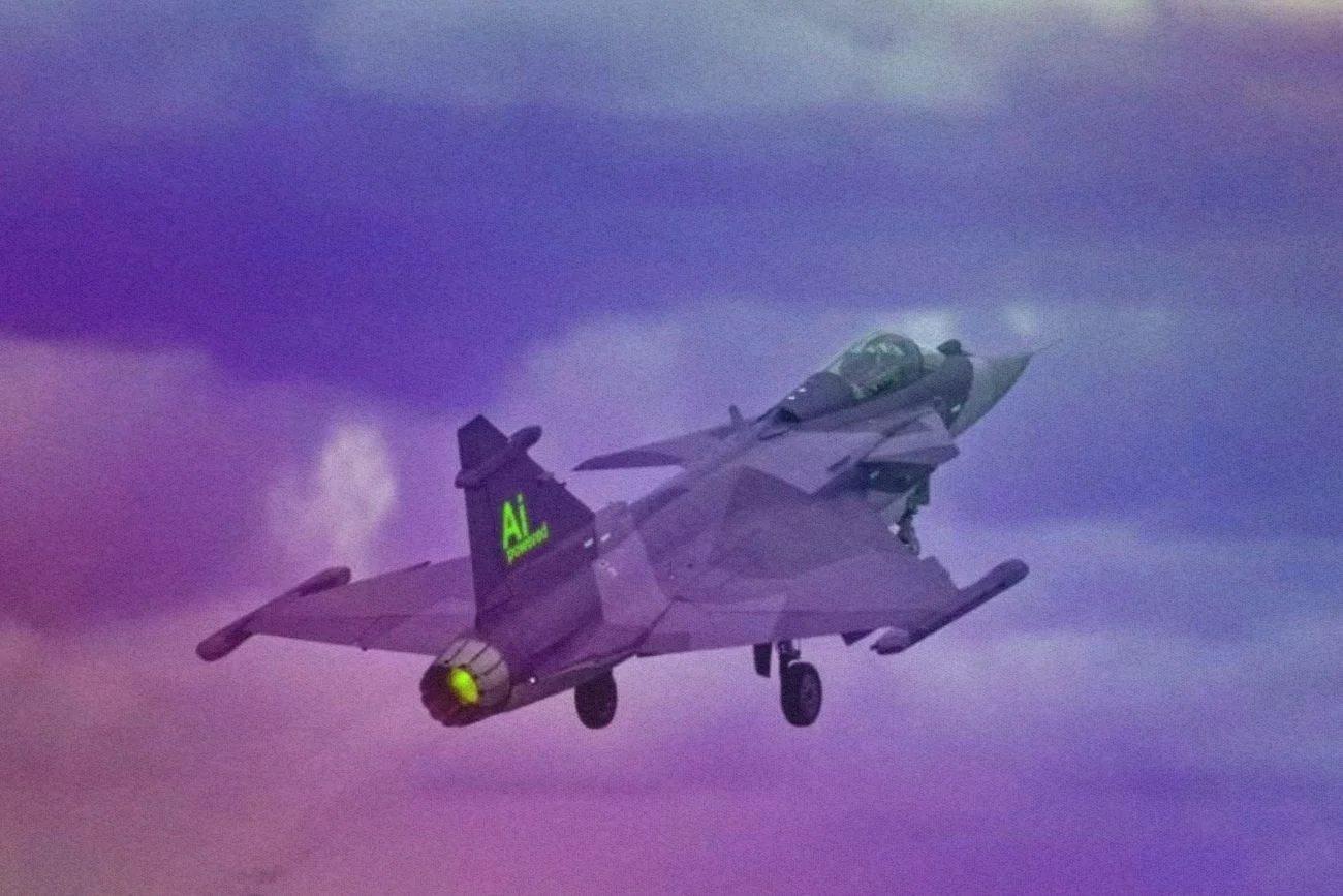 Samolot Gripen z napisem "AI powered".