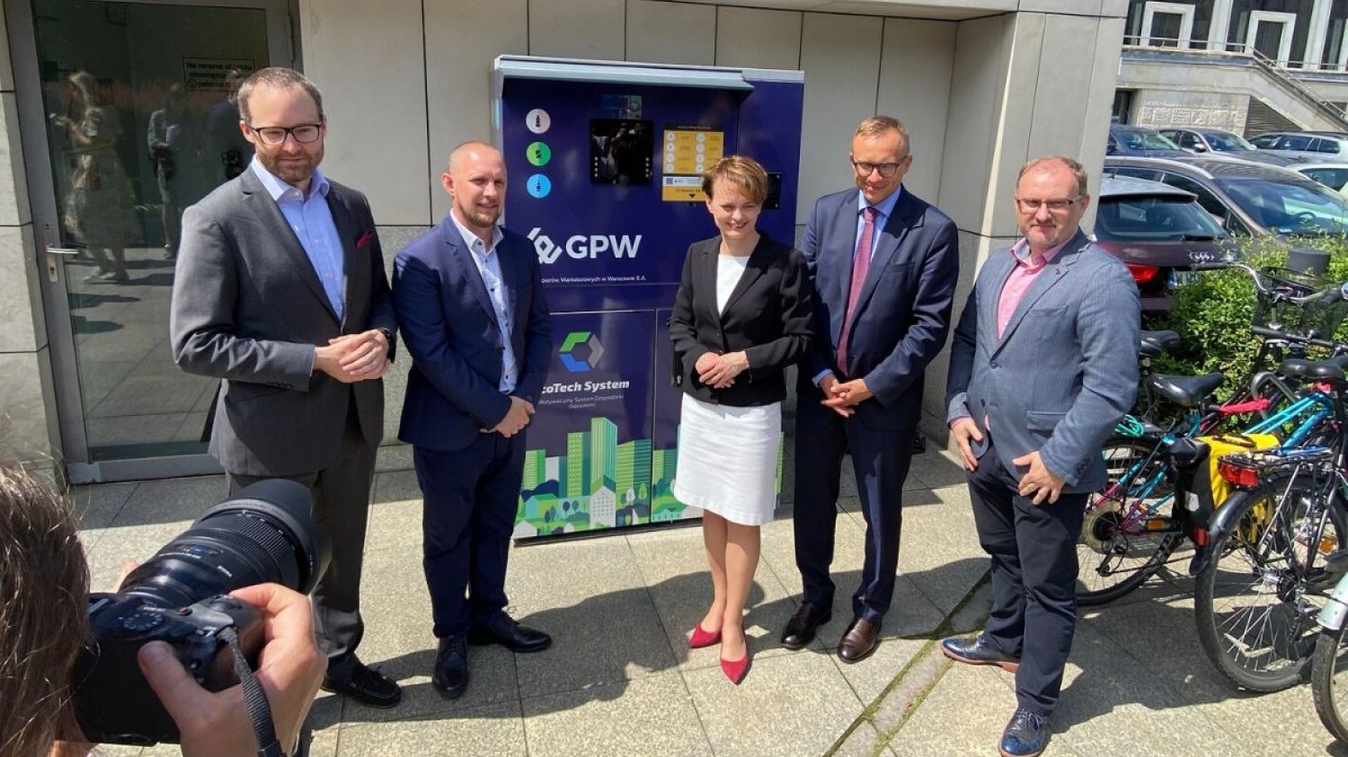 W Warszawie przy ulicy Książęcej stanął pierwszy recyklomat, który będzie nagradzał za segregację.