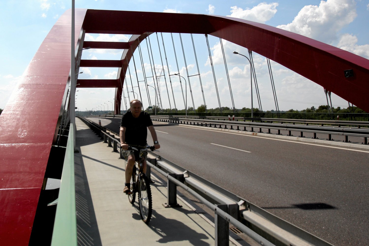 Do programu rządu "Mosty dla regionów", który pochłonął 2,3 mld zł, nie ma chętnych. Na razie wniosek złożyła tylko jedna gmina.