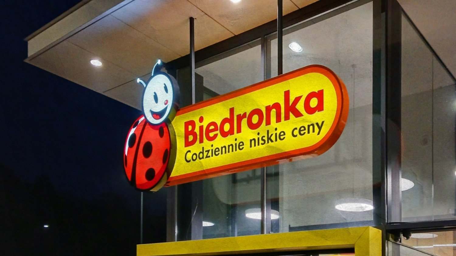 Biedronka upraszcza system kaucyjny. Zwykły karton wygrał z drogimi automatami. Sklep Biedronka. Fotografia nocą.
