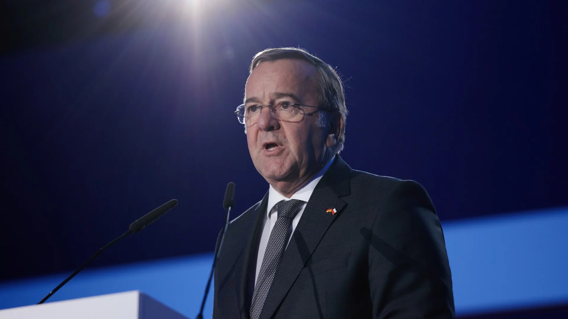 Niemiecki minister obrony Boris Pistorius. Niemiecki minister obrony Boris Pistorius na mównicy przy mikrofonie. Niemcy i Wielka Brytania łączą siły przeciwko Rosji.