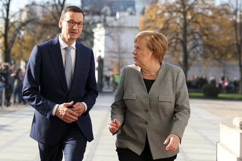 Kanclerz Angela Merkel na razie nie wpada w panikę, ale szykuje się na spowolnienie gospodarcze.