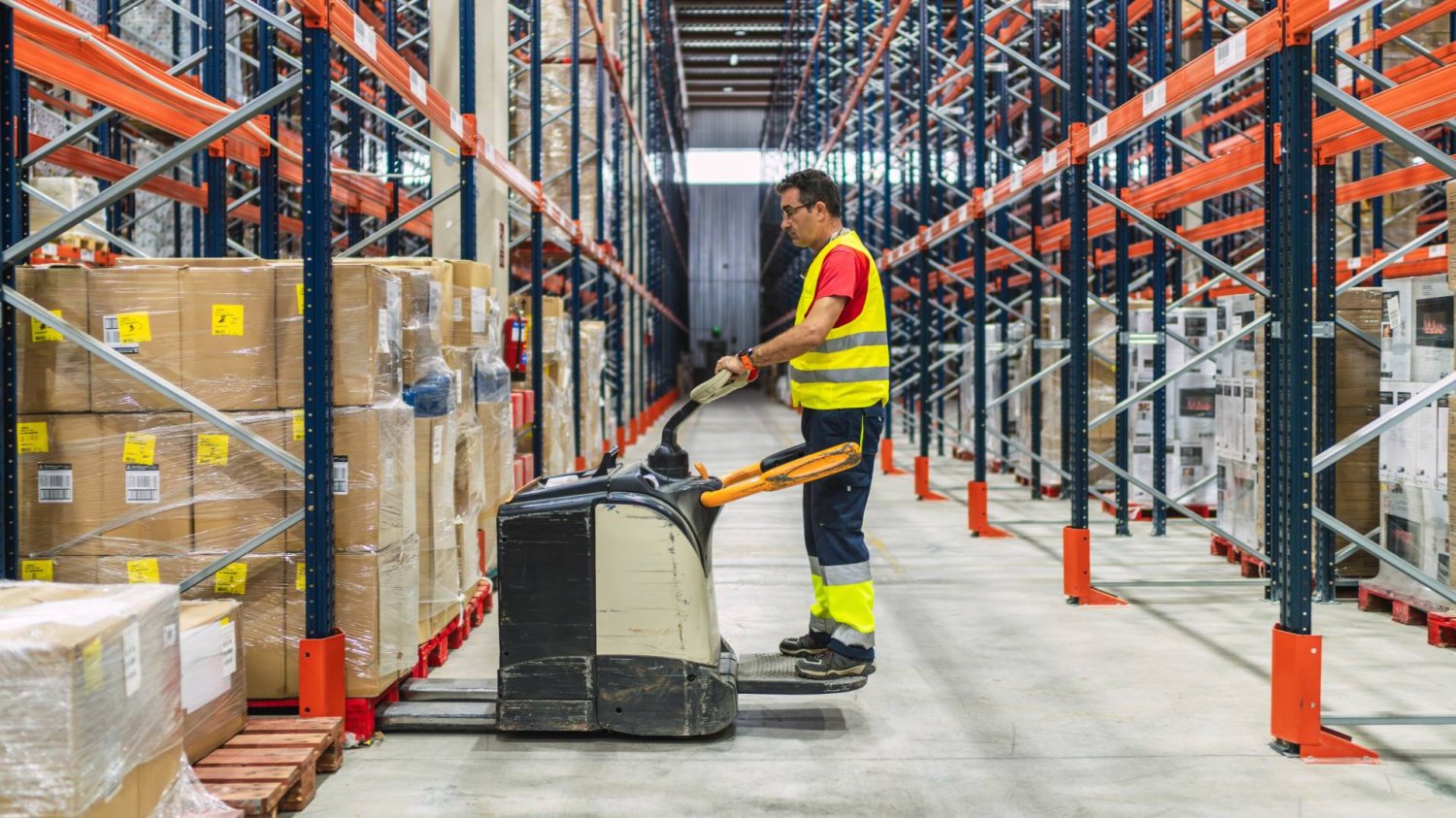Afera w Zalando. Polscy pracownicy mają zaniżane płace Pracownik logistyczny. W Niemczech poruszają problem nierównych płac polskich pracowników w Zalando.
