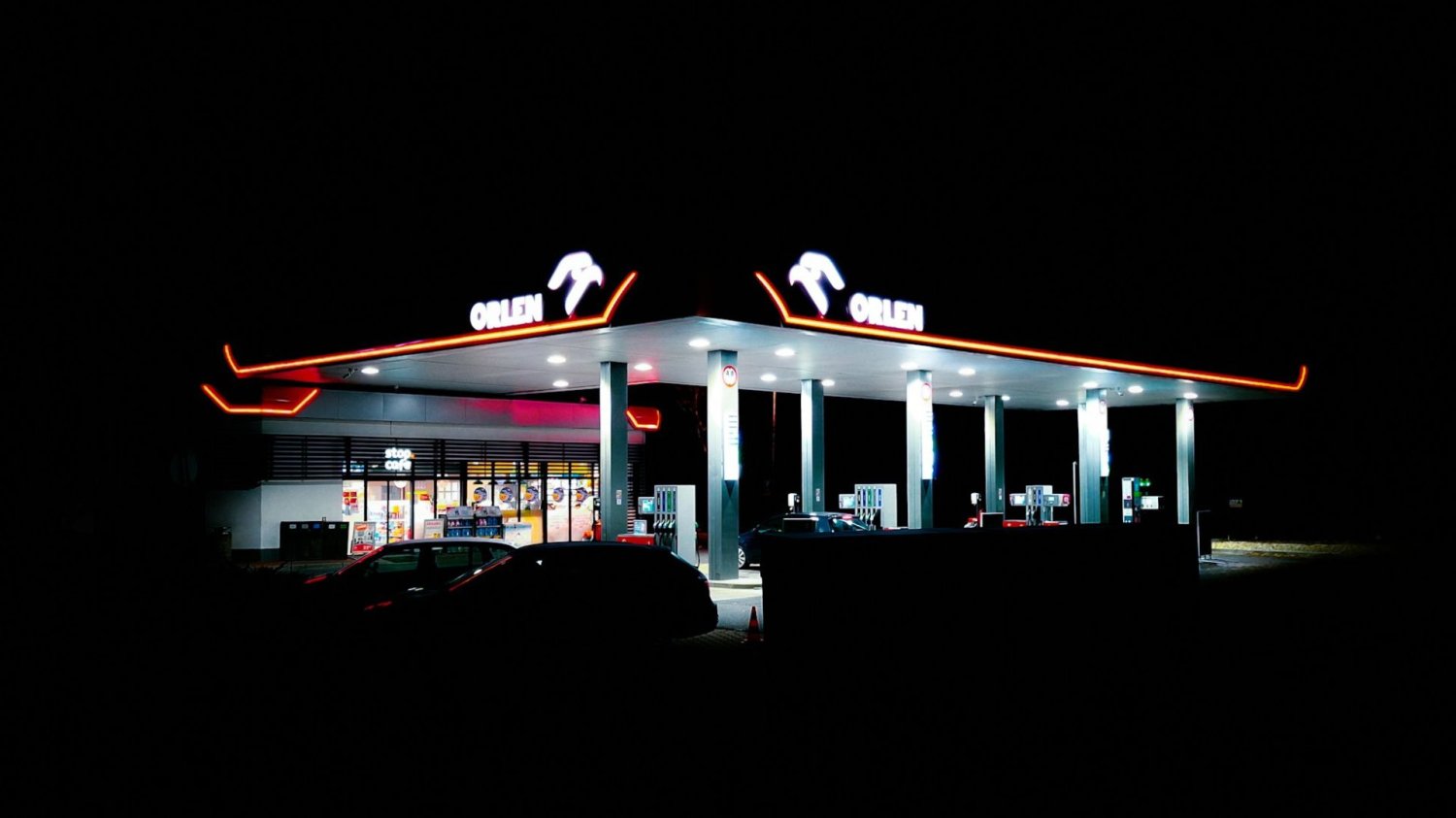 Stacja benzynowa Orlen nocą.