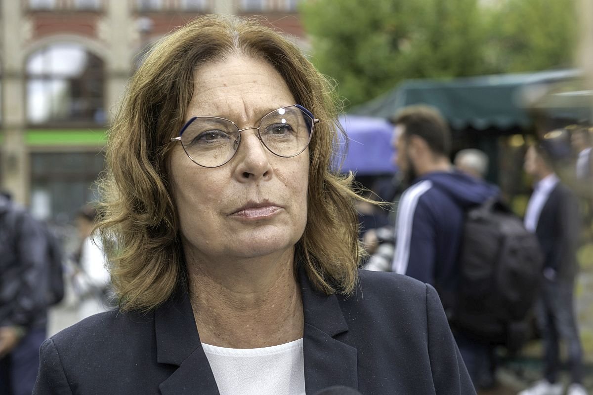 - W naszym programie ustalamy, że płaca minimalna ma wynosić połowę średniej krajowej, a ta zależny od koniunktury - podkreśliła Kidawa-Błońska.