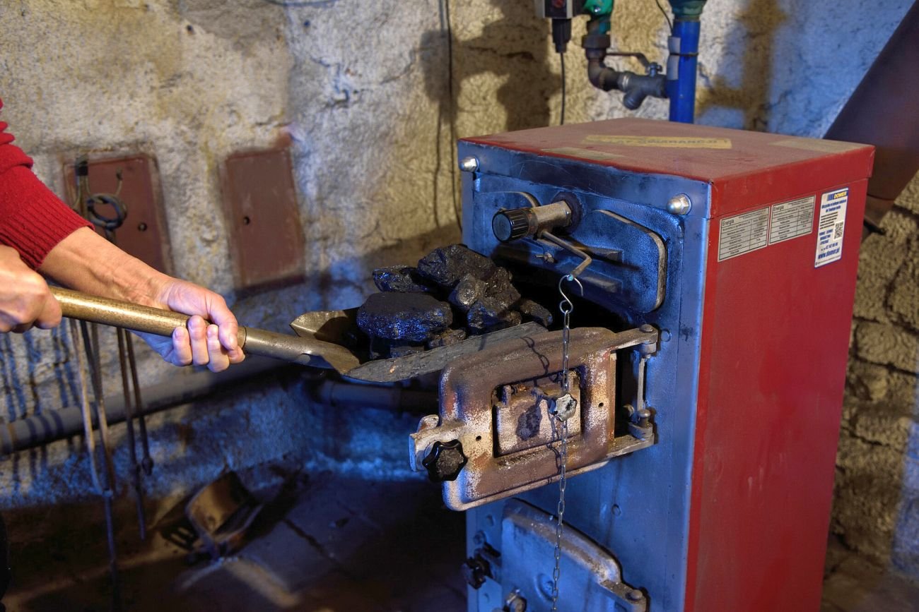 Każdy piec powinien mieć z boku tabliczkę znamionową. Wielu ludzi podmienia je, by uniknąć konieczności wymiany pieca