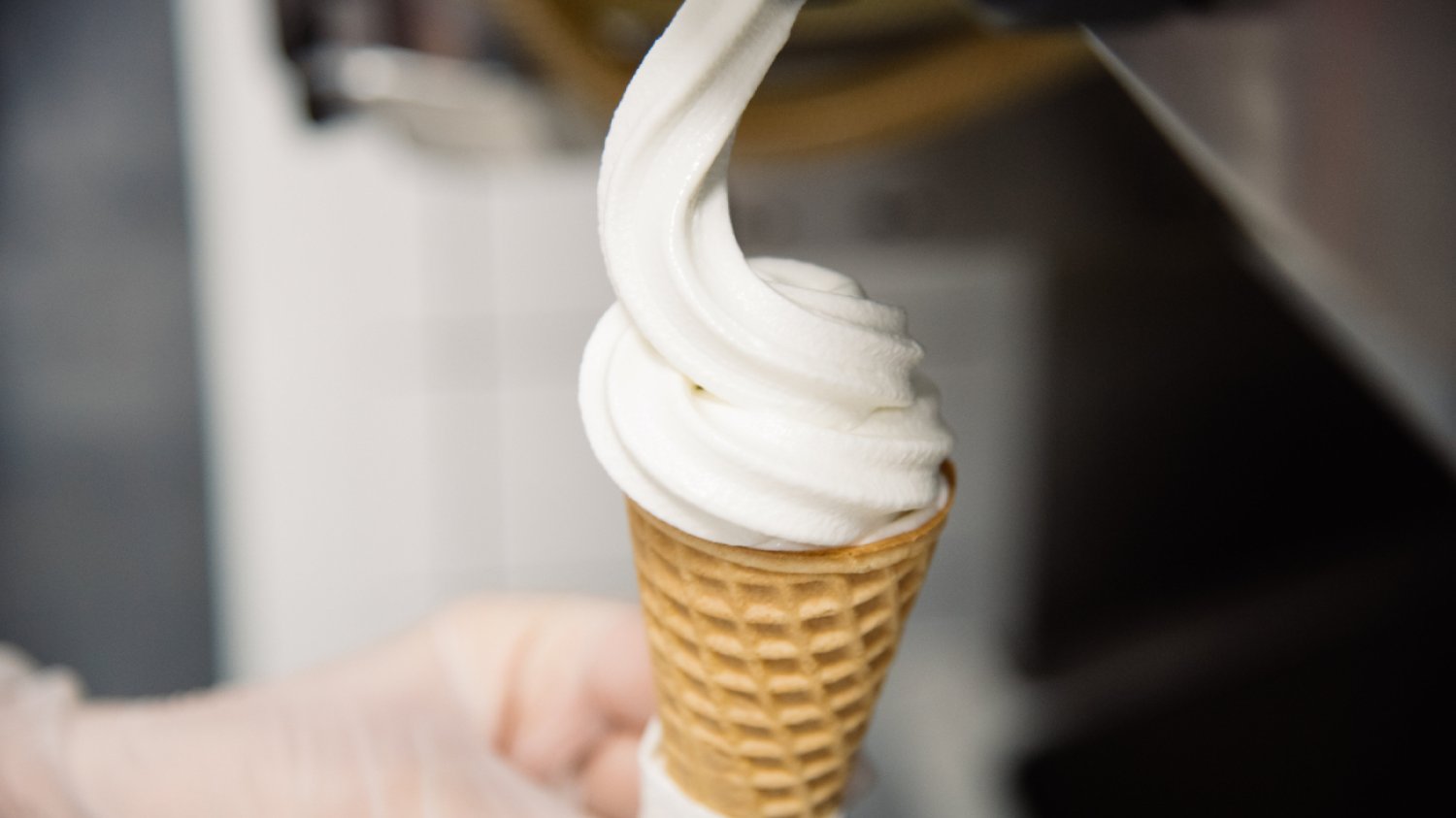 Lody z automatu nakładane do rożka.