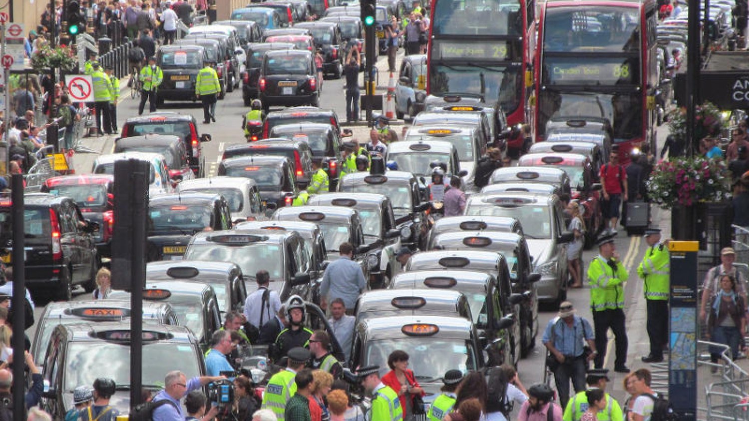 Protesty londyńskich taksówkarzy w czerwcu 2014 roku.
