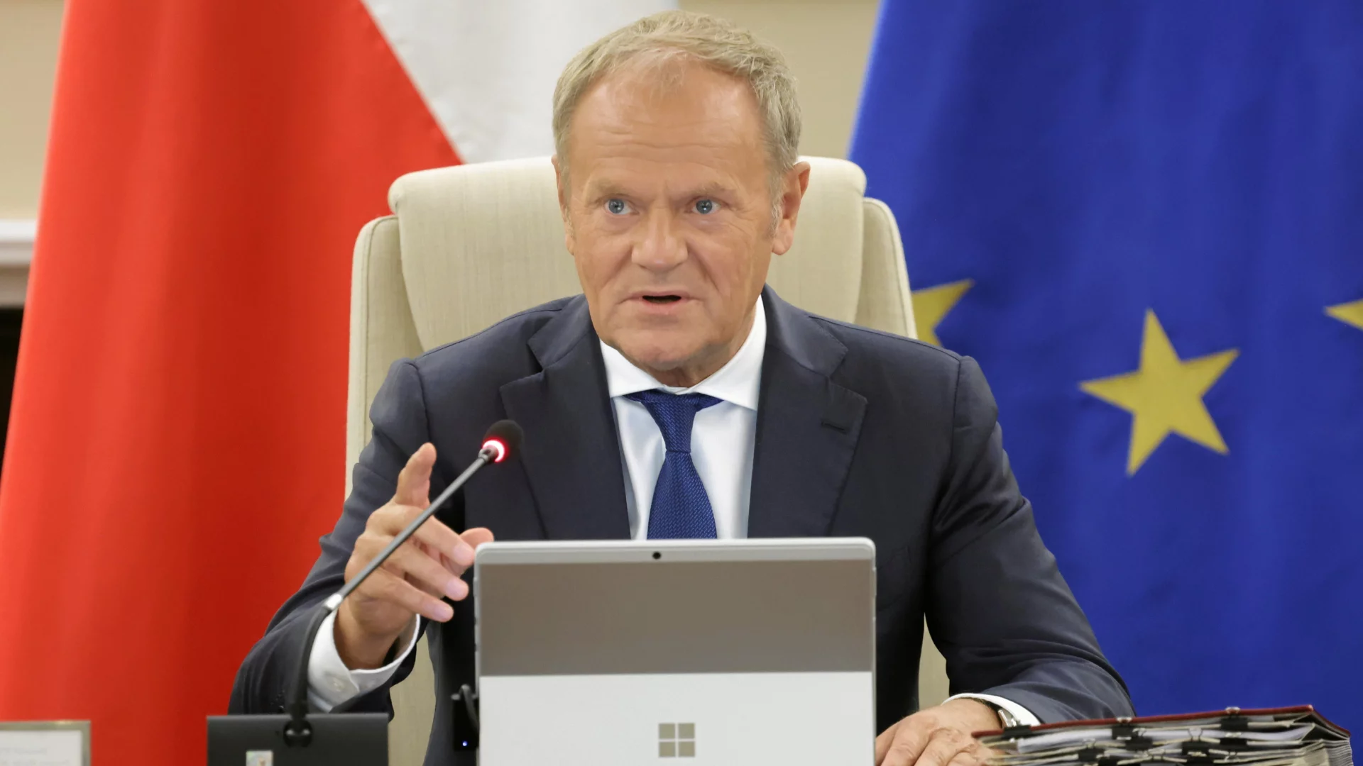Premier Donald Tusk podczas posiedzenia rządu. 10 listopada dodatkowym dniem wolnym.