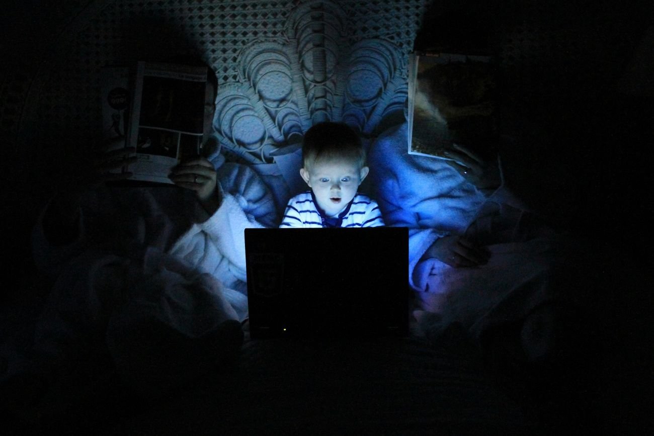 Skąd bierze się fenomen internetowych mądrości i głupich wyzwań?