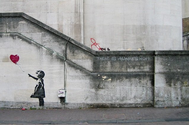 Prace Banksy'ego przede skupiają się na problemach współczesnego świata.