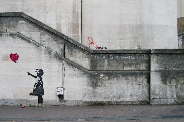 Prace Banksy'ego przede skupiają się na problemach współczesnego świata.