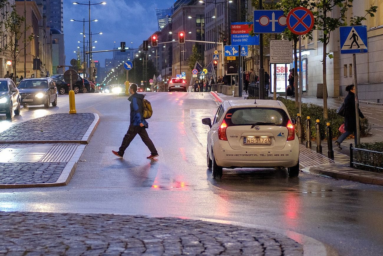 Kierowca musi poczekać, aż pieszy zejdzie z pasów. Dopiero wtedy może ruszyć