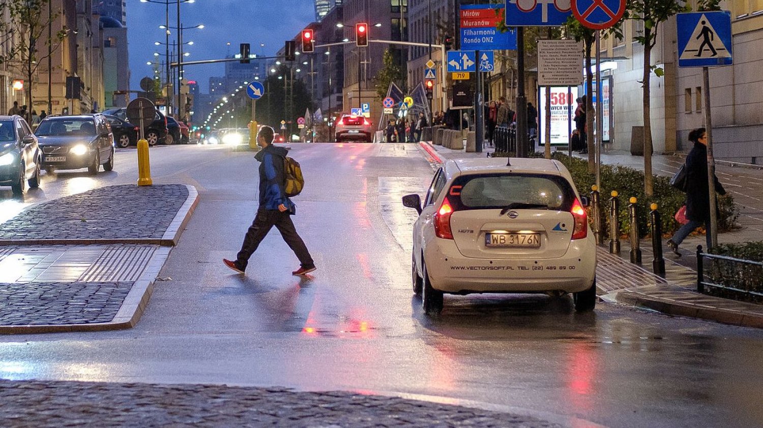 Kierowca musi poczekać, aż pieszy zejdzie z pasów. Dopiero wtedy może ruszyć