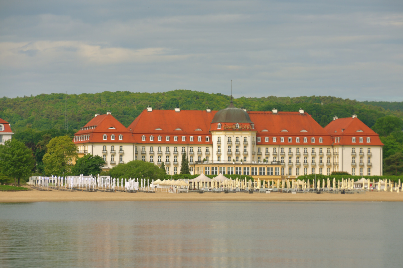 Mieli nocować w nim przede wszystkim goście pobliskiego kasyna. Stąd też jego pierwotna nazwa Kasino-Hotel.