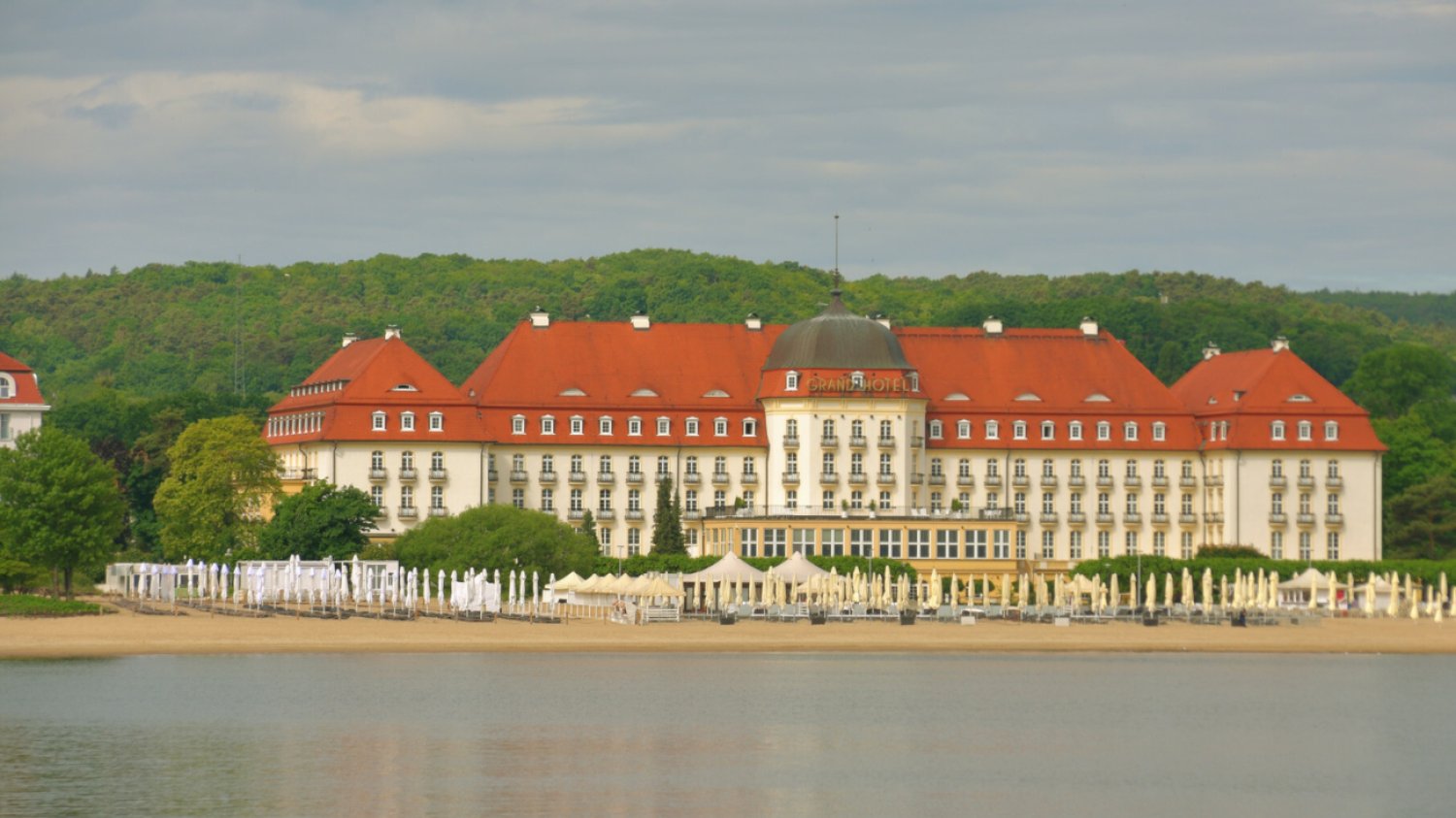 Mieli nocować w nim przede wszystkim goście pobliskiego kasyna. Stąd też jego pierwotna nazwa Kasino-Hotel.
