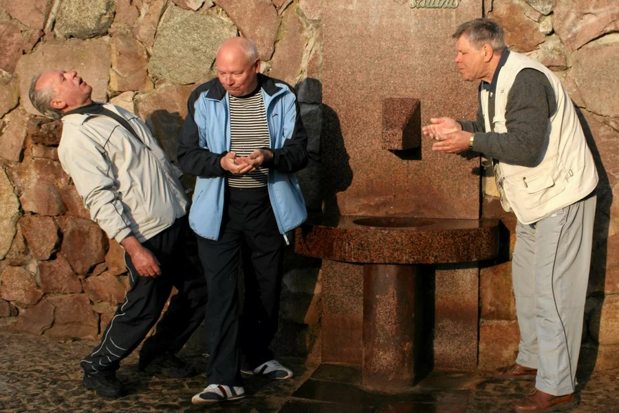Surowa woda czy żywa woda to kolejne próby znalezienia czegoś, co mogłoby uchodzić za zdrowsze od wód mineralnych.
