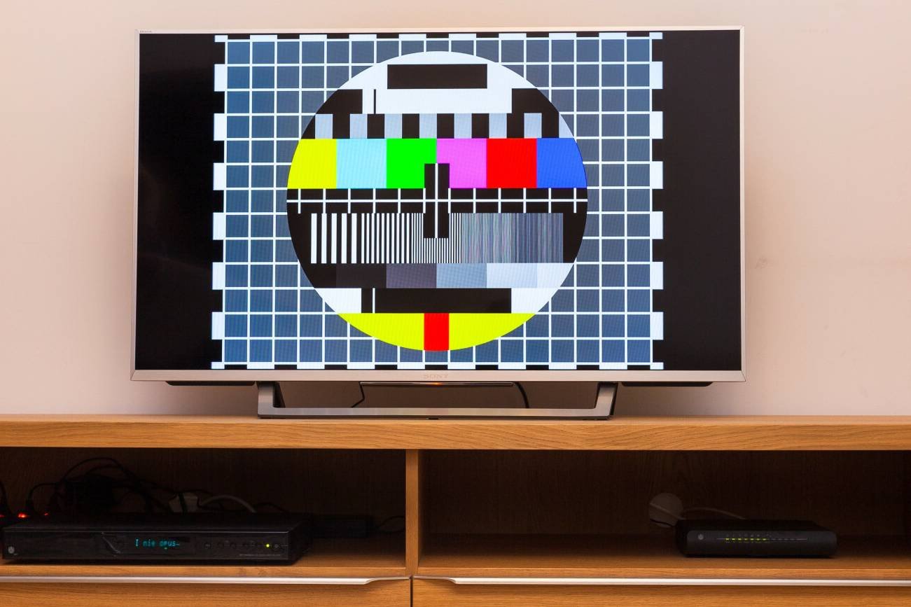 Telewizor z sygnałem testowym.