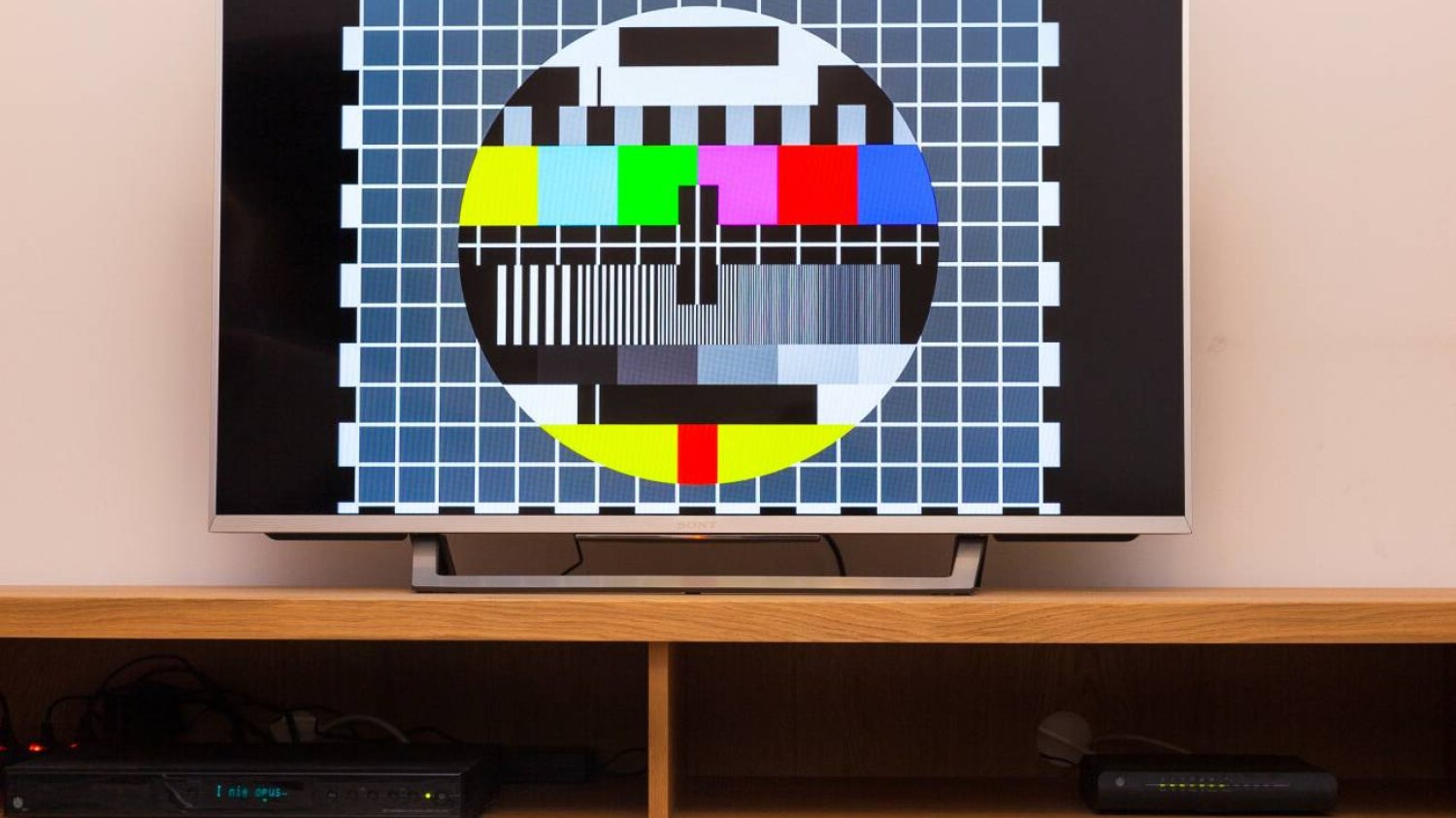 Telewizor z sygnałem testowym.