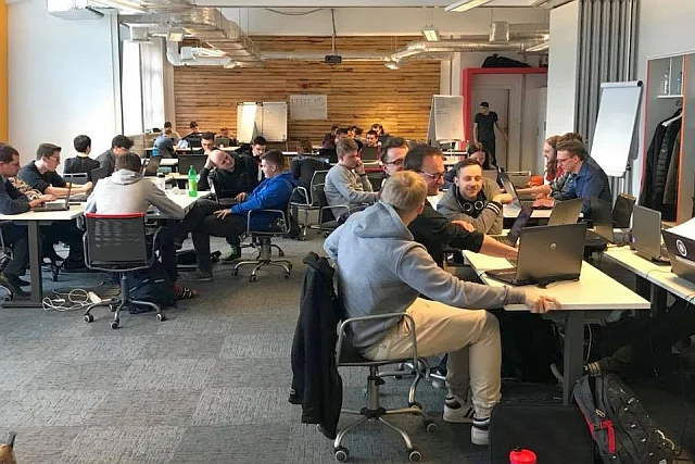 Jeśli w czasie pierwszych 16 tygodni nauki okaże się, że student jednak nie nadaje się do programowania albo zmieni zdanie co do przyszłości swojej kariery, może bez przeszkód i kosztów opuścić szkołę.