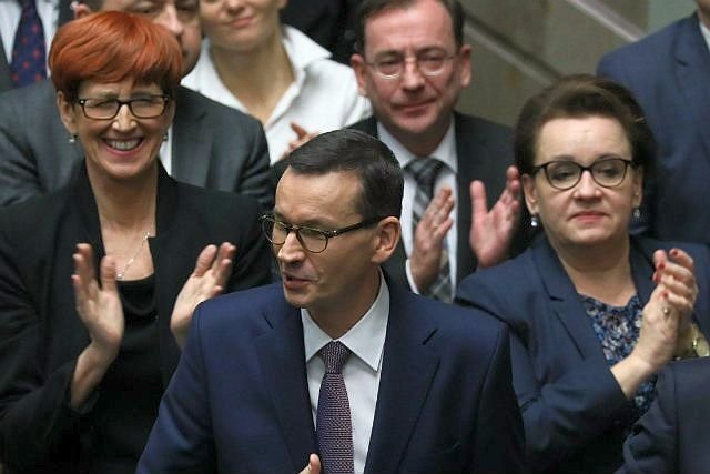 Rząd Mateusza Morawieckiego dyskryminuje ekonomicznie kobiety. Podobnie zresztą, jak większość świata biznesu.