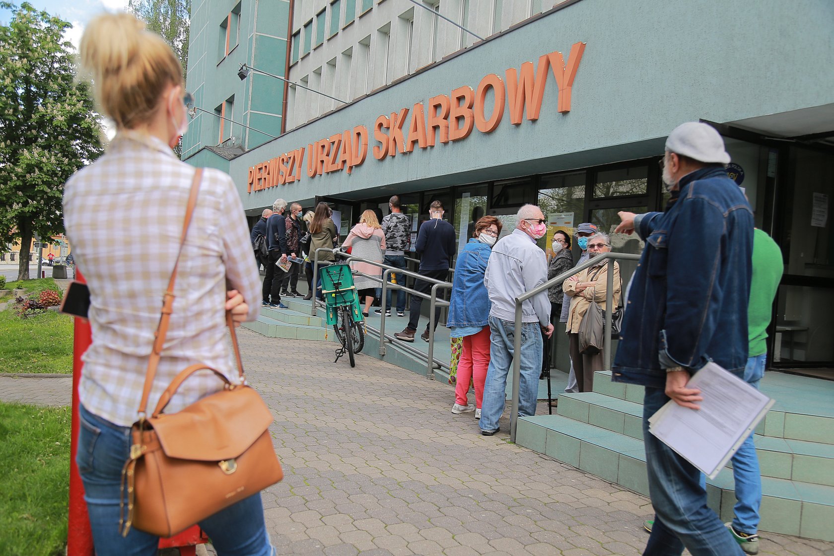 Darowizna może być zwolniona z podatku lub o swoją część w darowiźnie upomni się urząd skarbowy. Zależy od jej wartości i grupy podatkowej darczyńcy. Oto co trzeba wiedzieć, by sprawnie rozliczyć się z darowizny