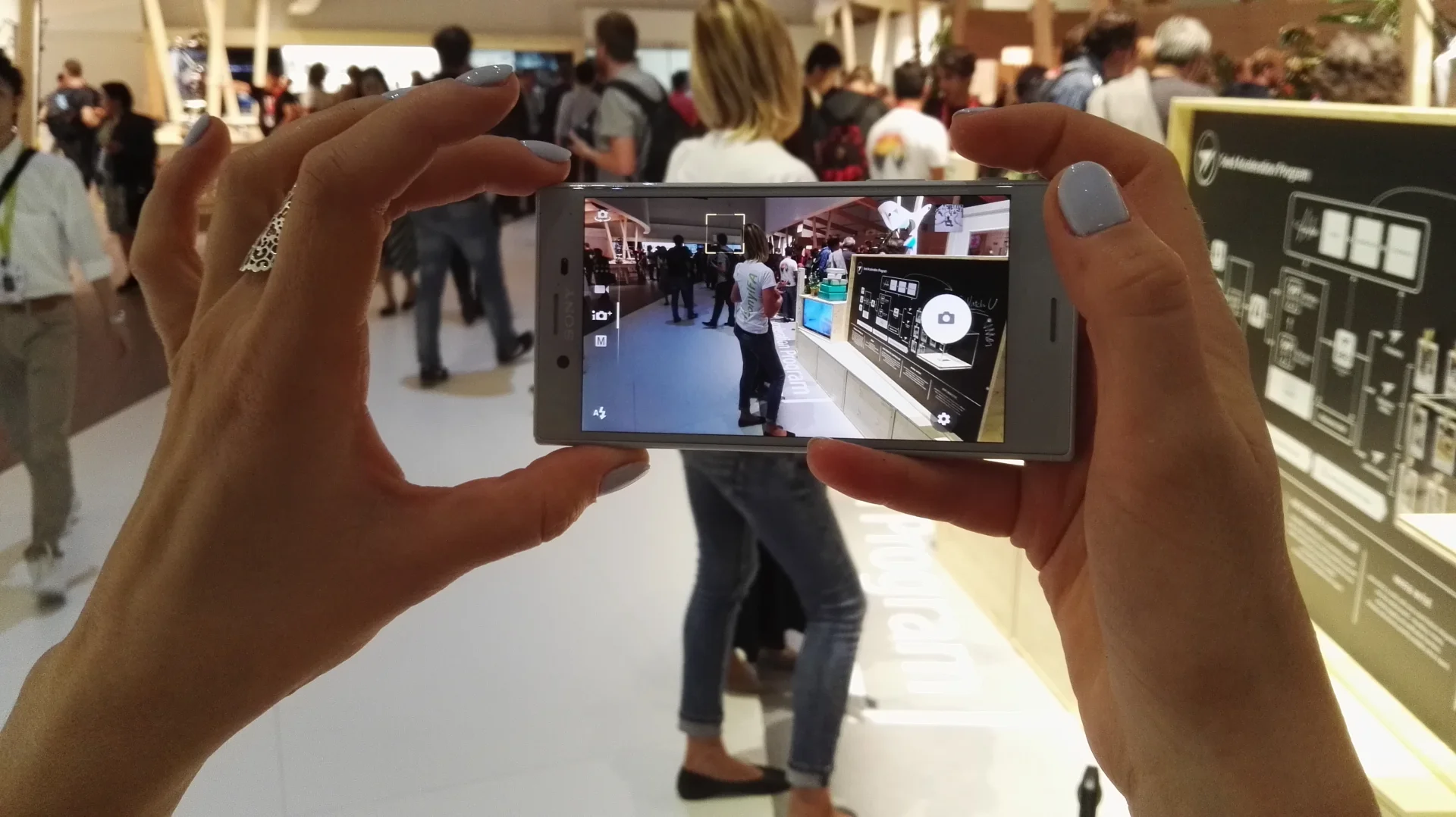 Główny aparat flagowego telefonu ma matrycę i rozdzielczości aż 23-megapikseli, a przedni – 13.