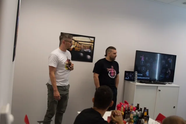 Grzegorz Zwoliński nie jest fanem pracy zdalnej. Wszyscy programiści pracują w jednym biurze. Jego zdaniem wpływa to lepiej na kreatywność.