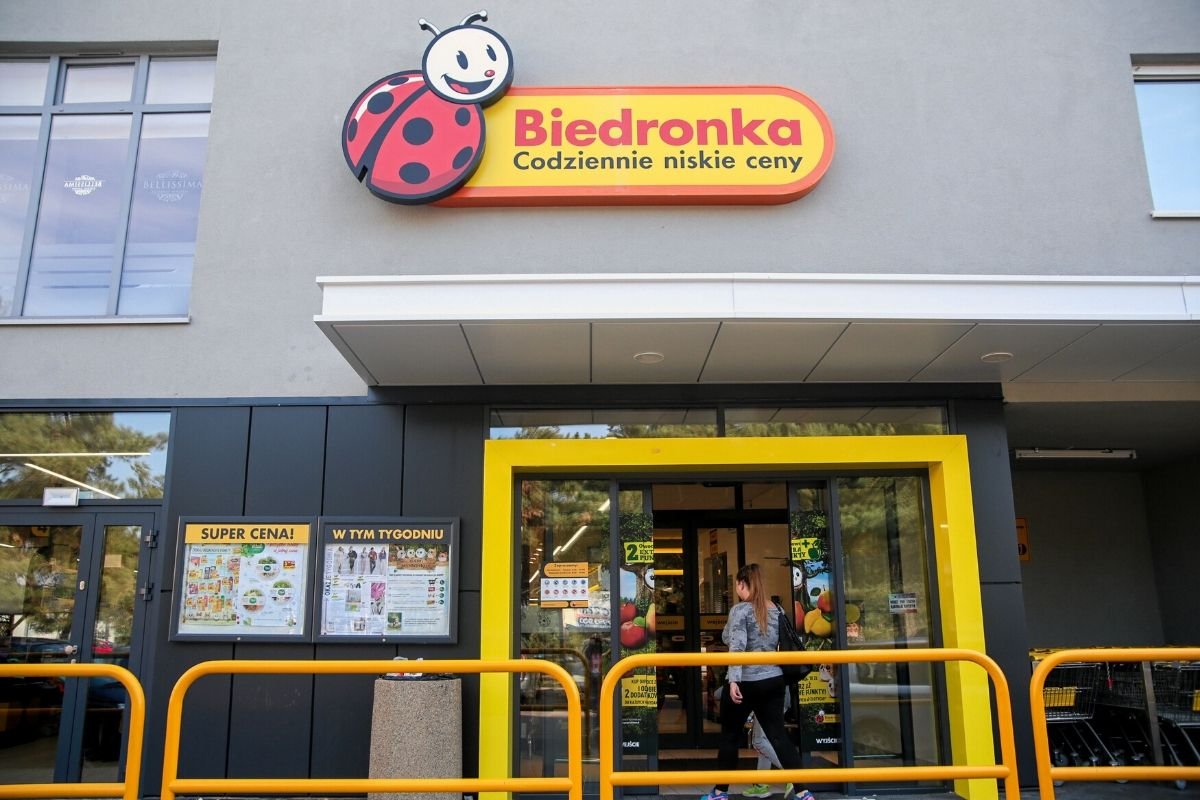 Biedronka chce walczyć z rosnącą inflacją. Obniżyła ceny 100 popularnych produktów.