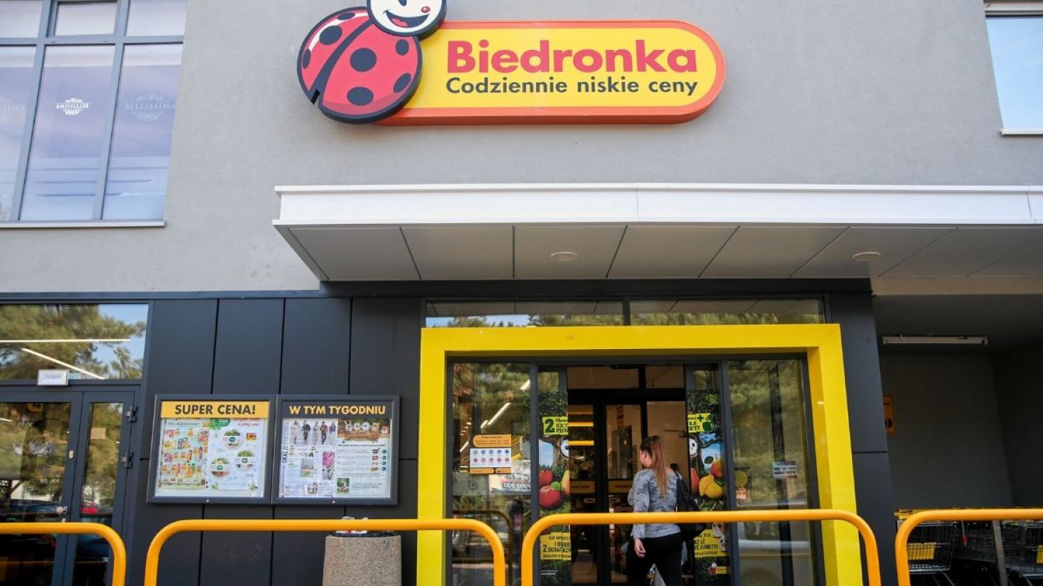 Biedronka chce walczyć z rosnącą inflacją. Obniżyła ceny 100 popularnych produktów.