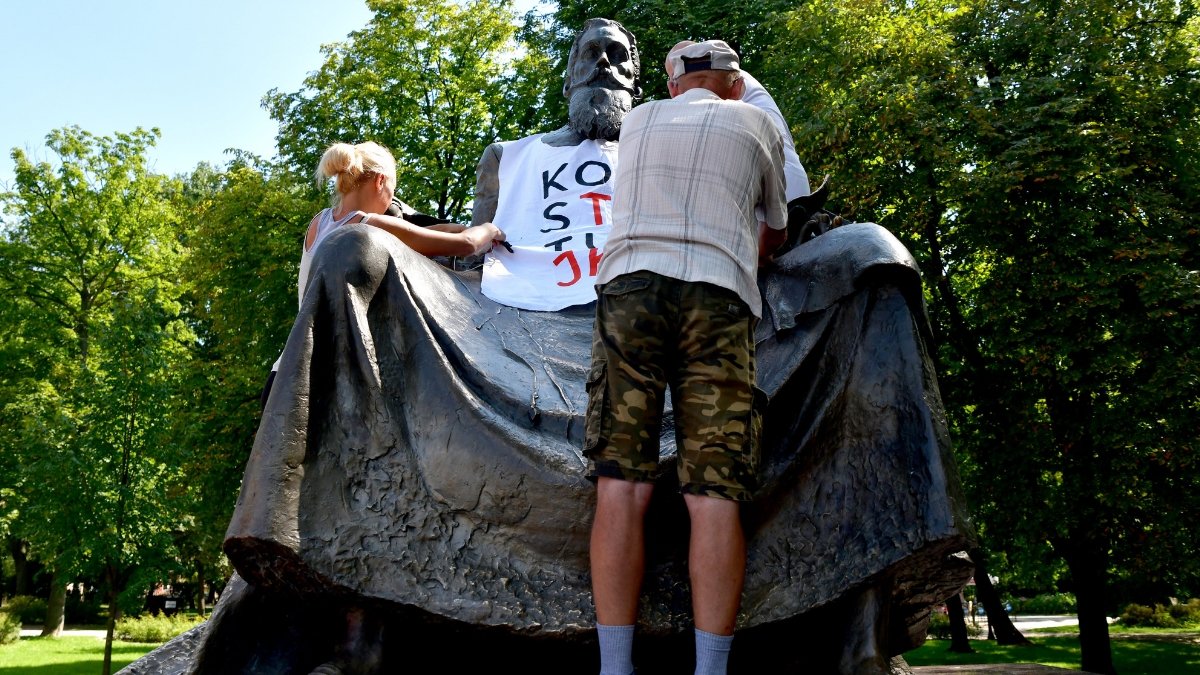 Radomianie nie przepadają nawet za symbolicznym pomnikiem Jana Kochanowskiego w mieście. "Jakby siedział na fotelu ginekologicznym" - kpią.