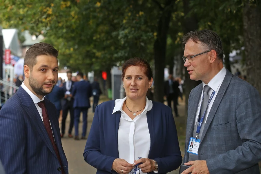 Wiceminister sprawiedliwości Patryk Jaki, kandydatka na prezydenta Nowego Sącza Iwona Mularczyk i poseł PiS Andrzej Mularczyk.