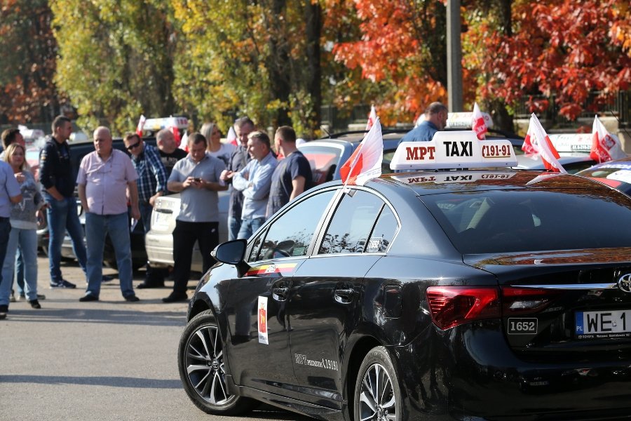 Czwartkowy protest taksówkarzy przeciwko aplikacjom przewozowym.