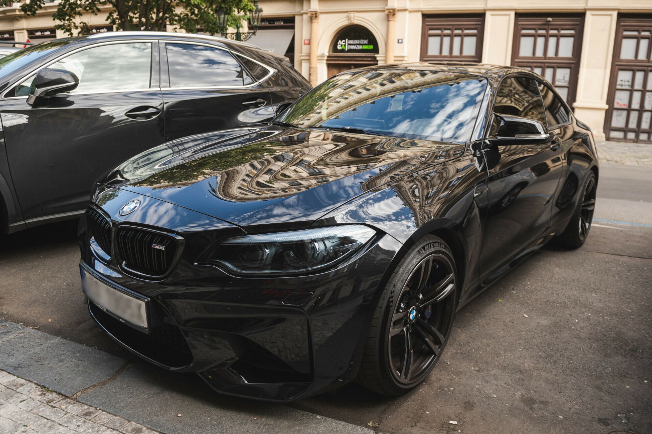 Kierowca BMW otrzymał potężna karę za tzw. jazdę na zderzaku. To około 420 tys. zł