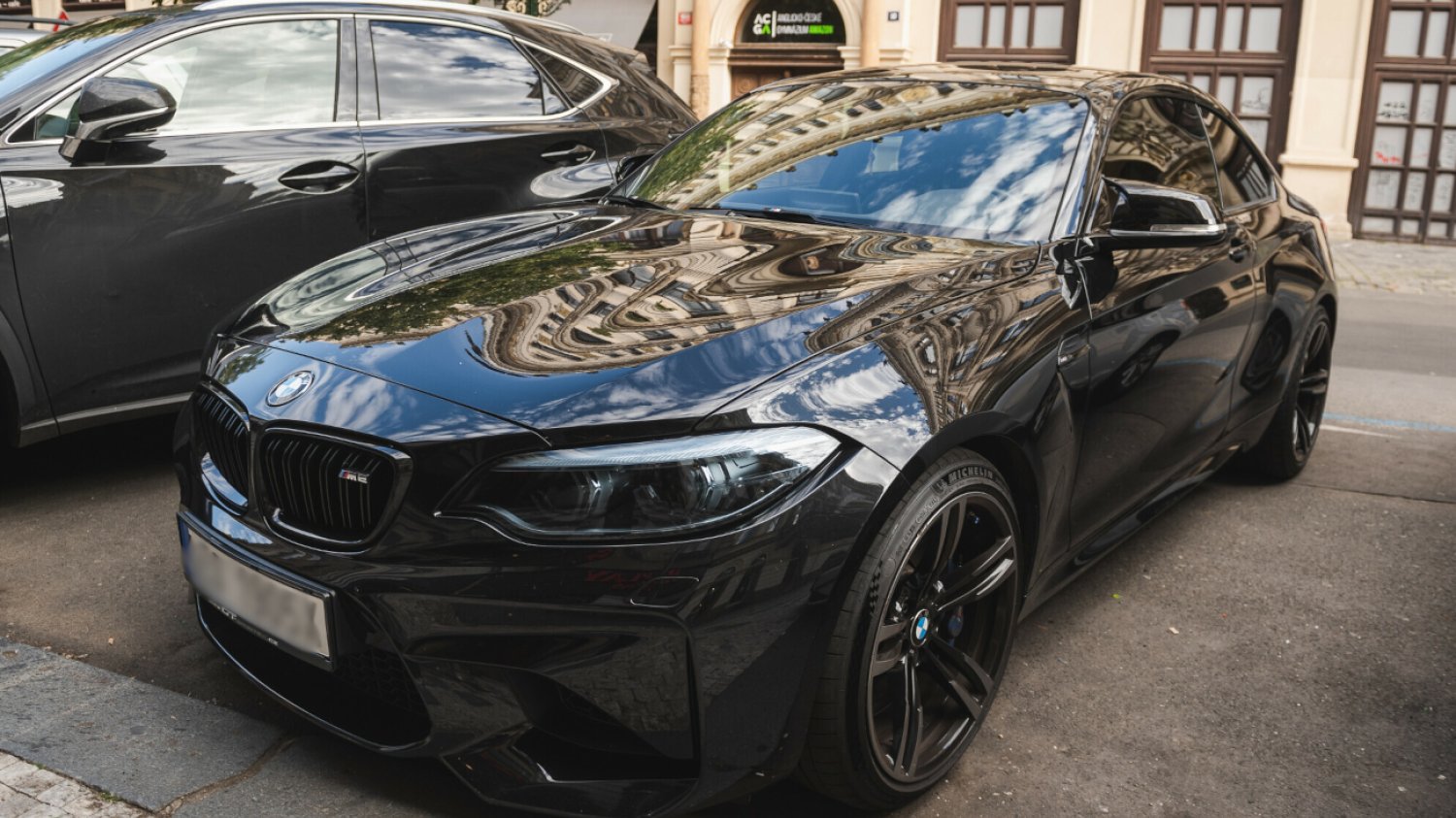 Kierowca BMW otrzymał potężna karę za tzw. jazdę na zderzaku. To około 420 tys. zł