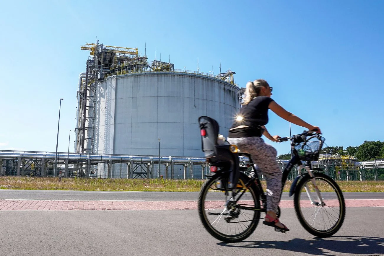 Jeszcze w kwietniu ulicą obok świnoujskiego terminalu LNG można było chodzić i jeździć. Potem wojewoda tego zakazał. Jeszcze w kwietniu ulicą obok świnoujskiego terminalu LNG można było chodzić i jeździć. Potem wojewoda tego zakazał.