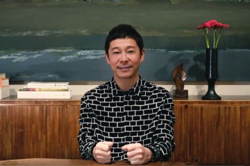 Japoński przedsiębiorca Yusaku Maezawa chce sprawdzić, czy 9 000 dol. sprawi, że ludzie będą szczęśliwsi.
