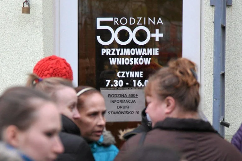 – Rząd krzyczy, że opozycja zabierze nam 500+, tymczasem sam przymierza się do demontażu – grzmią internauci