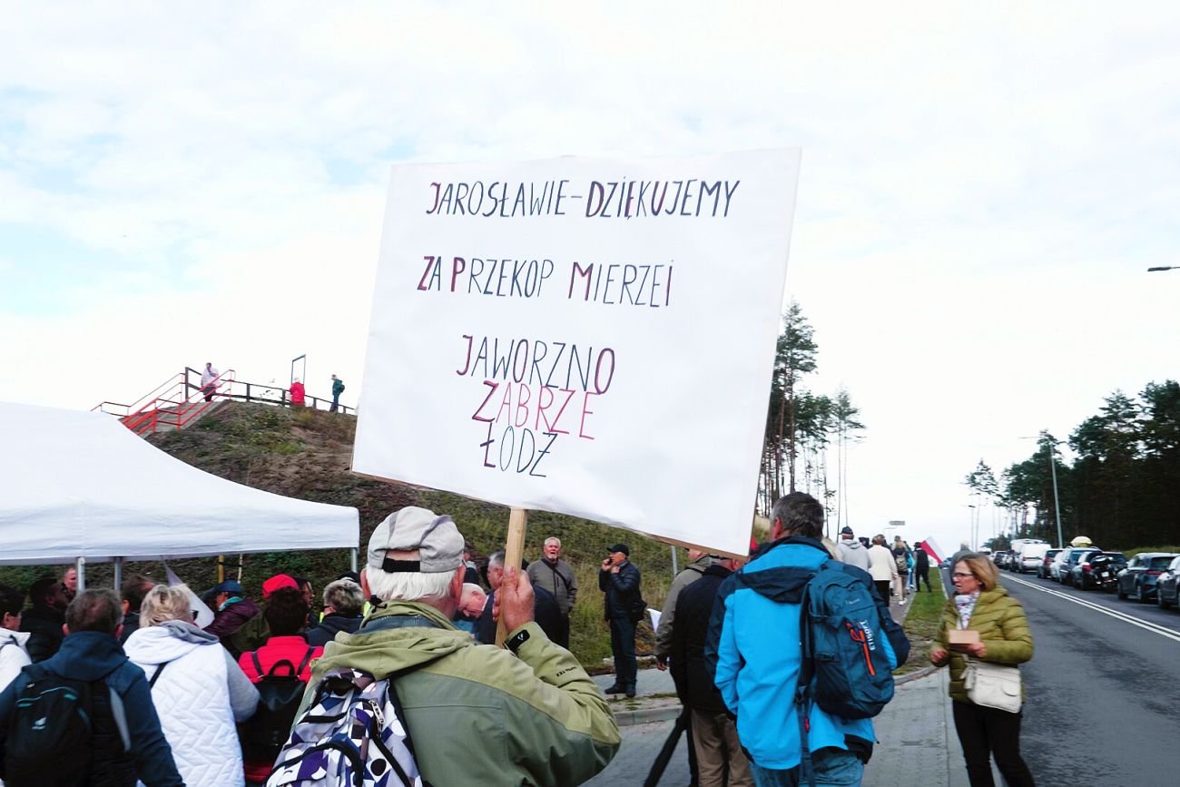 Na uroczystości otwarcia przekopu dominowali zwiezieni autokarami zwolennicy partii rządzącej