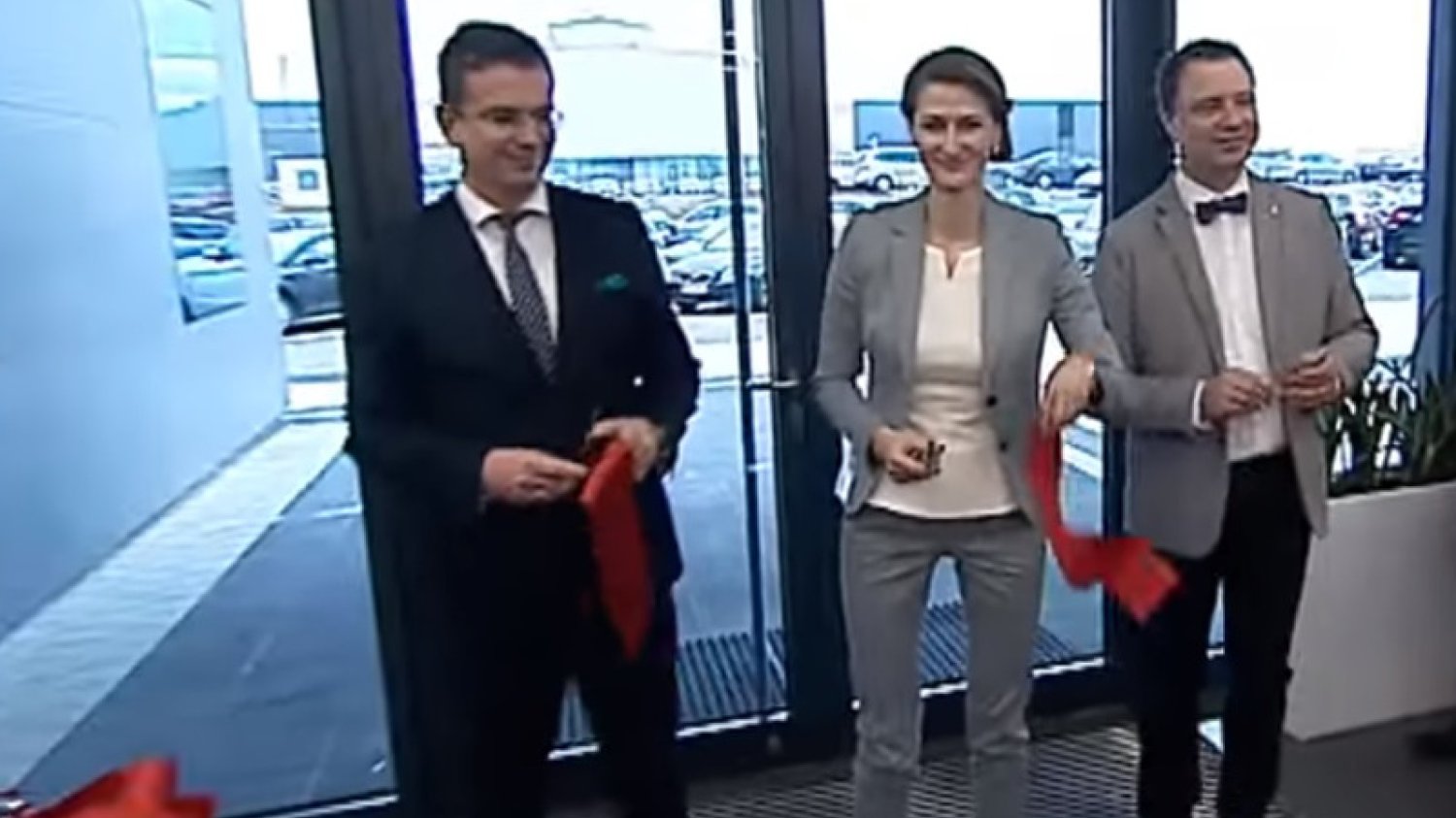 Edyta Stanek (w środku) oraz Dawid Cycoń (stojący po jej lewej stronie), dokonali uroczystego otwarcia fabryki we wsi Zaczernie.