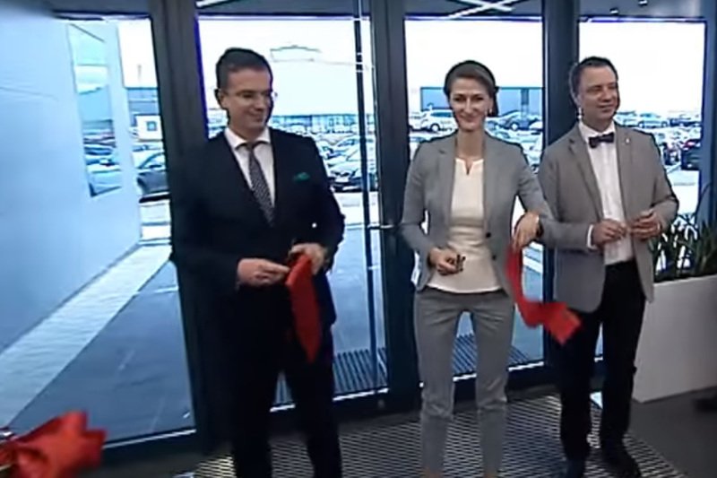 Edyta Stanek (w środku) oraz Dawid Cycoń (stojący po jej lewej stronie), dokonali uroczystego otwarcia fabryki we wsi Zaczernie.