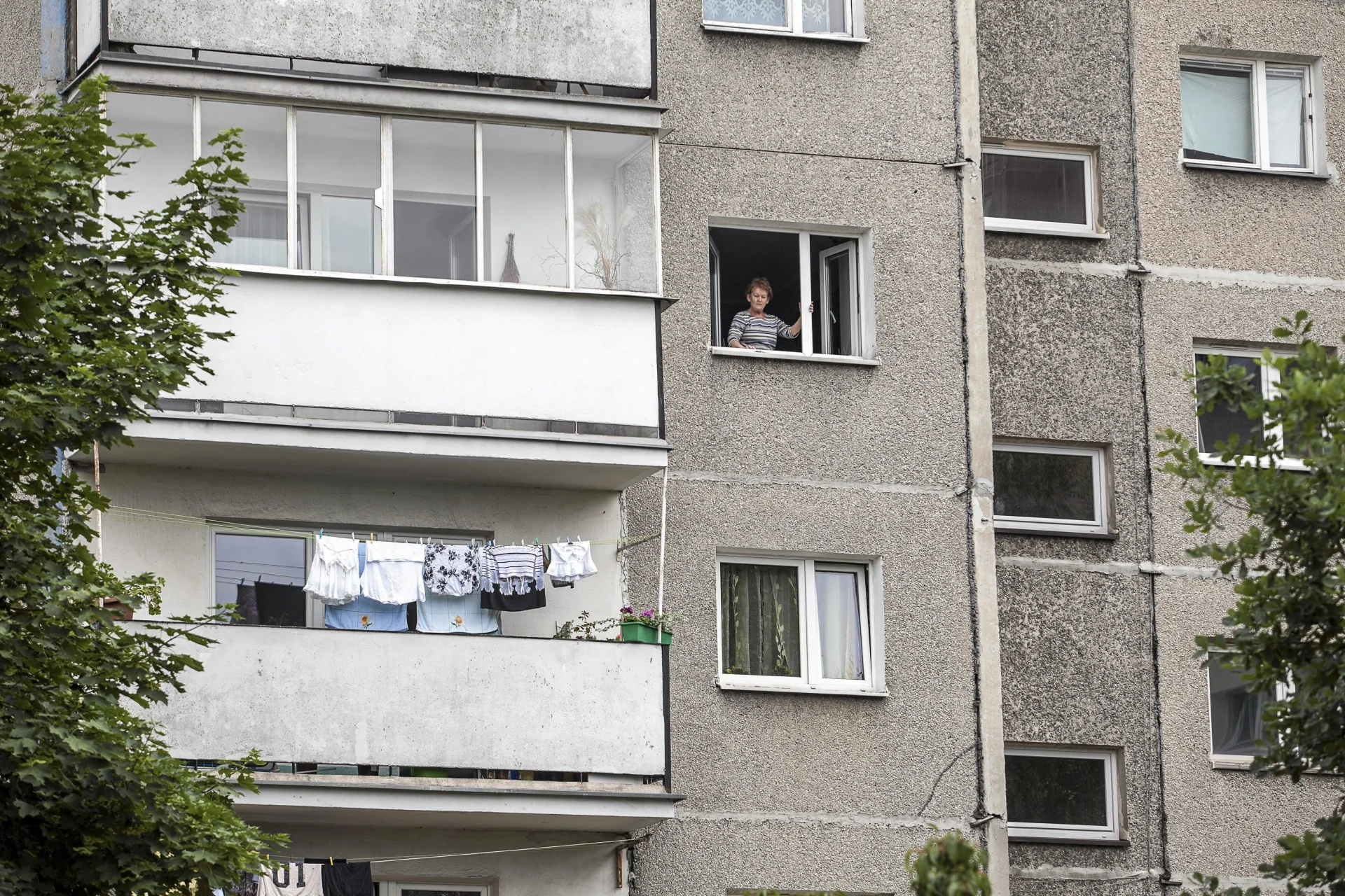 30 lat temu ktoś wymyślił, że będziemy inwestować we własność mieszkaniową. Przez lata zmuszano nas do myślenia, że własne M jest naszą jedyną ambicją, gwarantującą bezpieczeństwo.