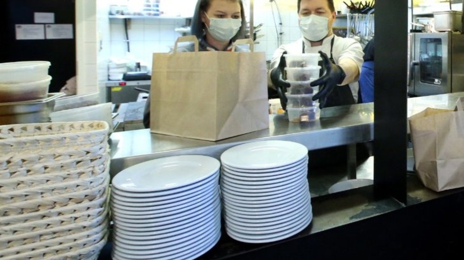 Obroty w restauracjach po zniesieniu obostrzeń wciąż nie wróciły do stanu sprzed epidemii.