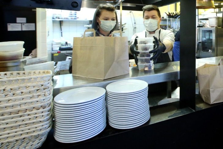 Obroty w restauracjach po zniesieniu obostrzeń wciąż nie wróciły do stanu sprzed epidemii.