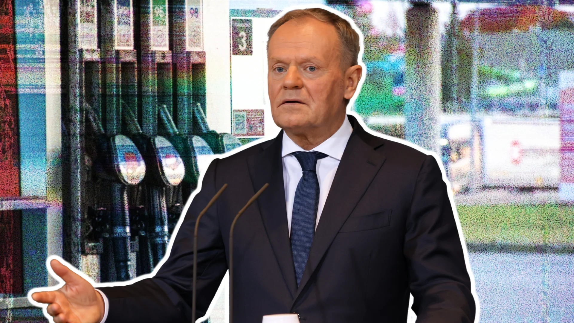 Donald Tusk przemawiający. W tle stacja benzynowa.