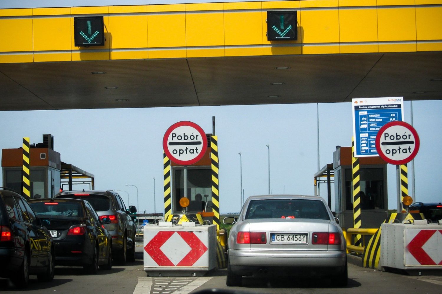 Bramki i samochody na autostradzie. 41 stopni i pierwszy weekend wakacji. Rząd ratuje kierowców na A1