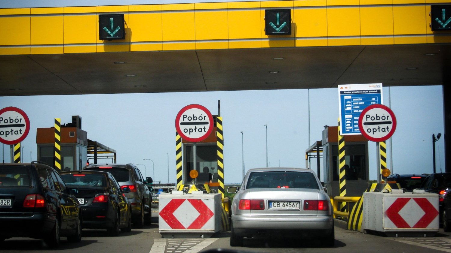 Bramki na A1 w skwarze otworzą się za darmo. Minister reaguje na zabójczy upał Bramki i samochody na autostradzie. 41 stopni i pierwszy weekend wakacji. Rząd ratuje kierowców na A1